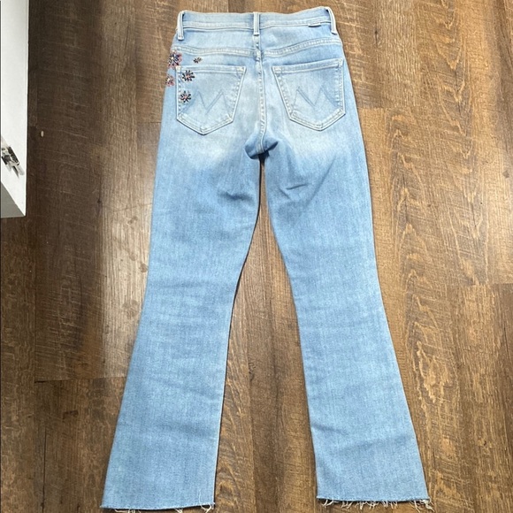 MOTHER THE INSIDER CROP STEP FRAY IN CRAFTY SIDE EMBROIDERED LIGHT WASH HI RISE - Picture 4 of 16